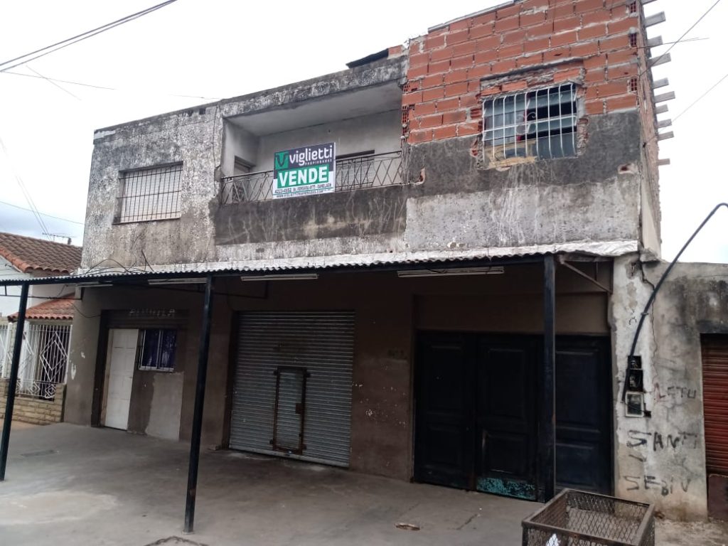 CASA CON DOS PLANTAS CON LOCAL DE CARNICERÍA EN BERAZATEGUI image 1