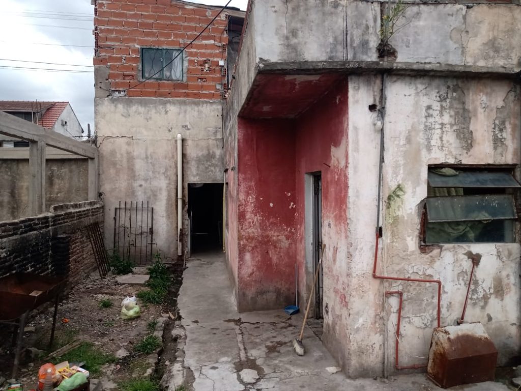 CASA CON DOS PLANTAS CON LOCAL DE CARNICERÍA EN BERAZATEGUI image 3
