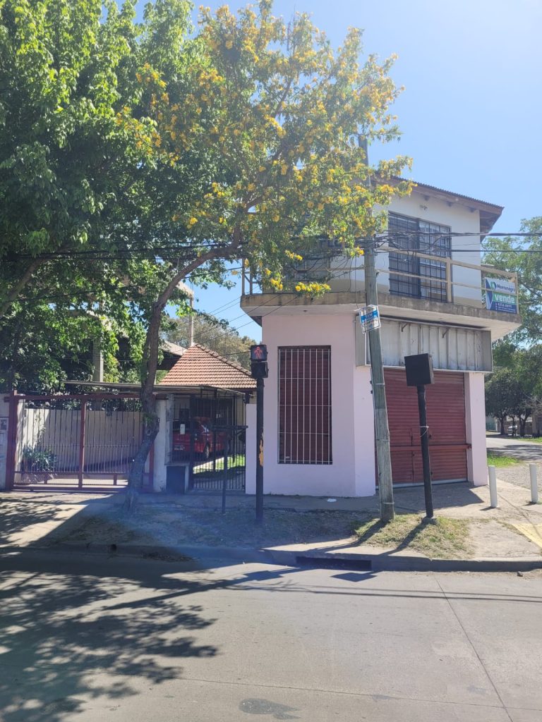 BLOQUE CON CASA, DEPARTAMENTO Y LOCAL EN HUDSON image 2