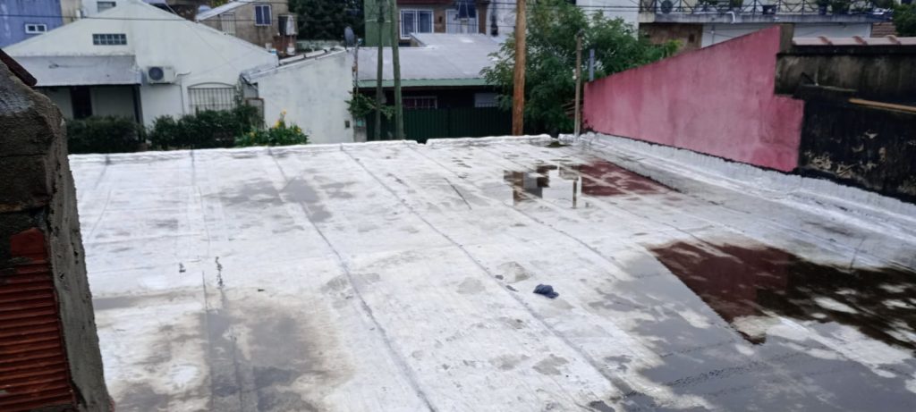 LOTE EN ESQUINA CON DOS DEPTOS DE TRES AMBIENTES image 2