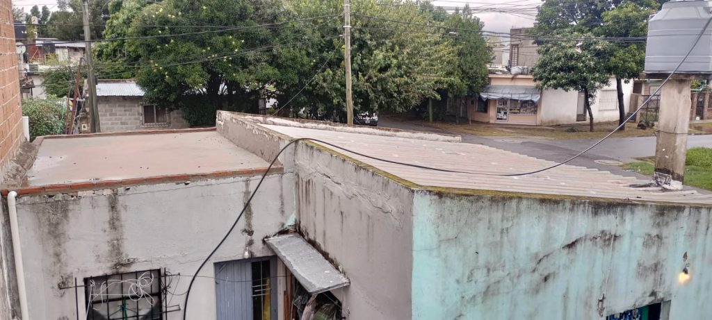 LOTE EN ESQUINA CON DOS DEPTOS DE TRES AMBIENTES image 4