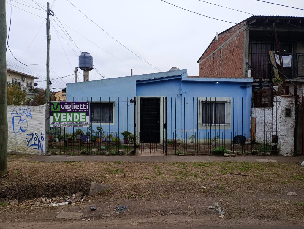 LOTE EN ESQUINA CON DOS DEPTOS DE TRES AMBIENTES image 1