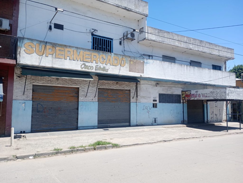 LOCAL CON VIVIENDA EN BOSQUES image 1