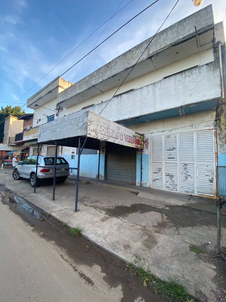 LOCAL CON VIVIENDA EN BOSQUES image 2