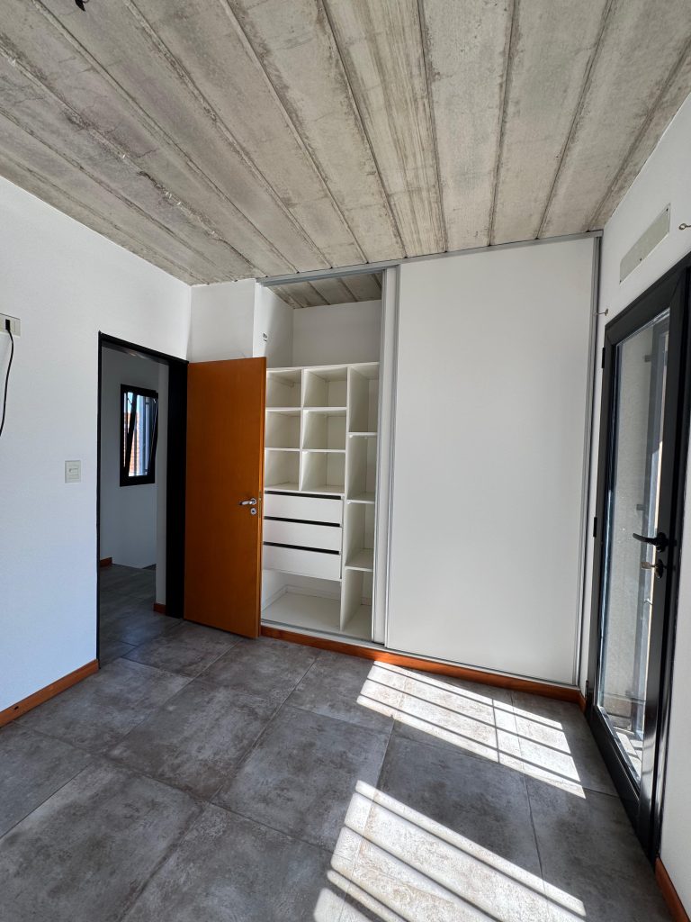 DUPLEX A MEDIA CUADRA DE AV. VERGARA EN SOURIGUES image 3