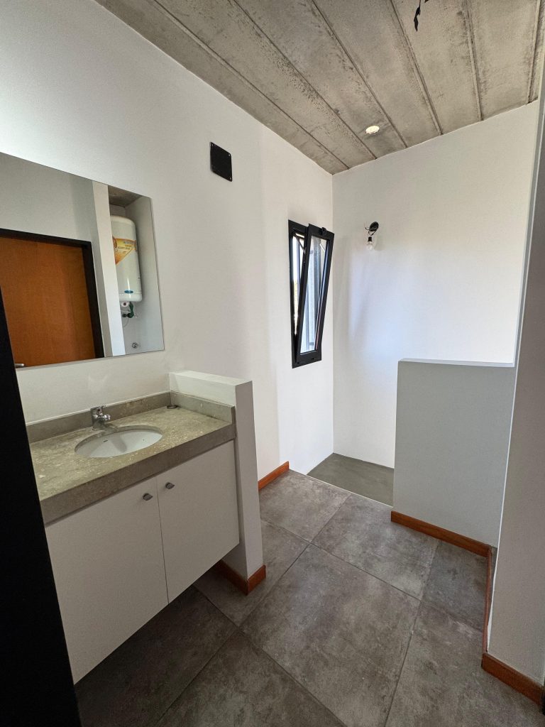DUPLEX A MEDIA CUADRA DE AV. VERGARA EN SOURIGUES image 4