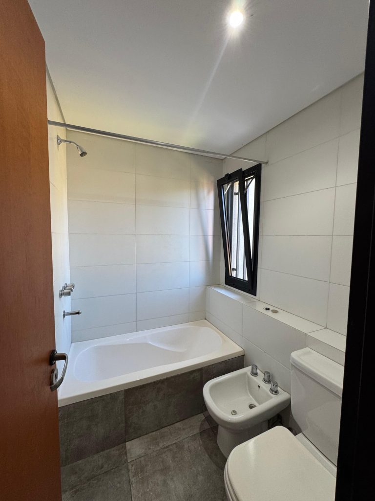 DUPLEX A MEDIA CUADRA DE AV. VERGARA EN SOURIGUES image 5