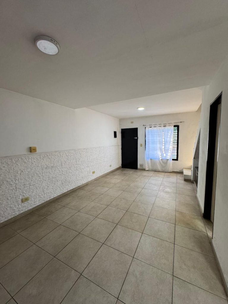 DUPLEX SOBRE AVENIDA EVA PERÓN EN RANELAGH image 5