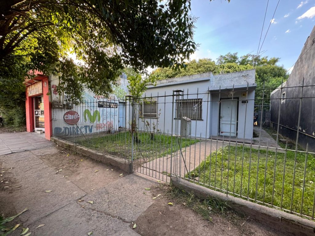 GRAN LOTE EN ESQUINA CON LOCAL, CASA y CONSTRUCCIÓN A RECICLAR EN BOSQUES image 1
