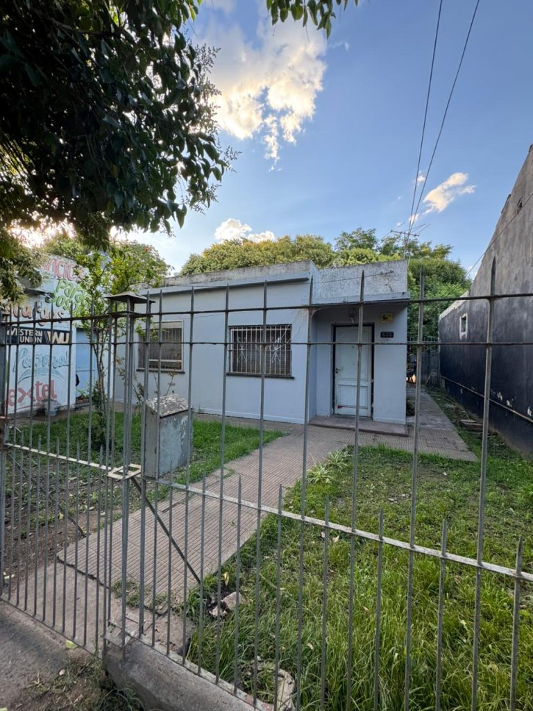 GRAN LOTE EN ESQUINA CON LOCAL, CASA y CONSTRUCCIÓN A RECICLAR EN BOSQUES image 2