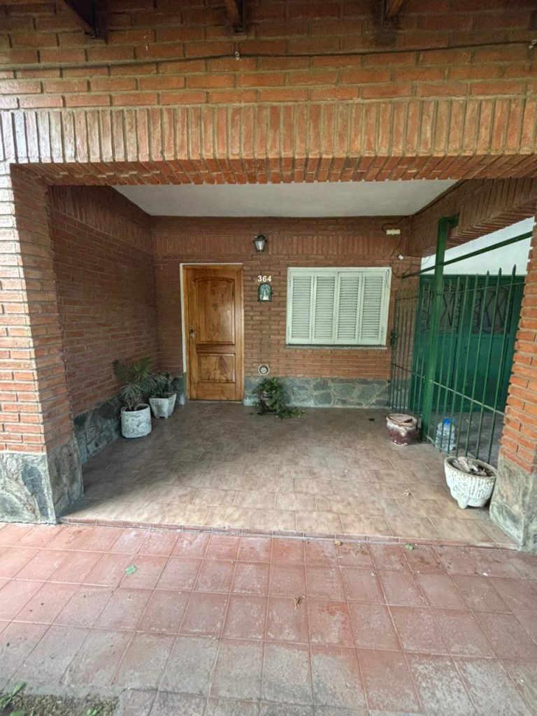CASA CON GARAGE EN GUTIERREZ image 2
