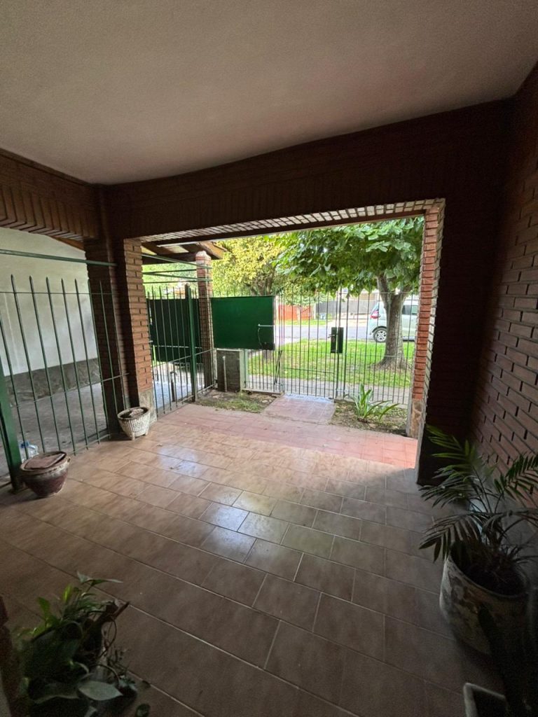 CASA CON GARAGE EN GUTIERREZ image 3
