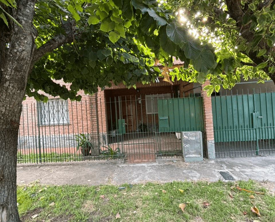 CASA CON GARAGE EN GUTIERREZ image 1